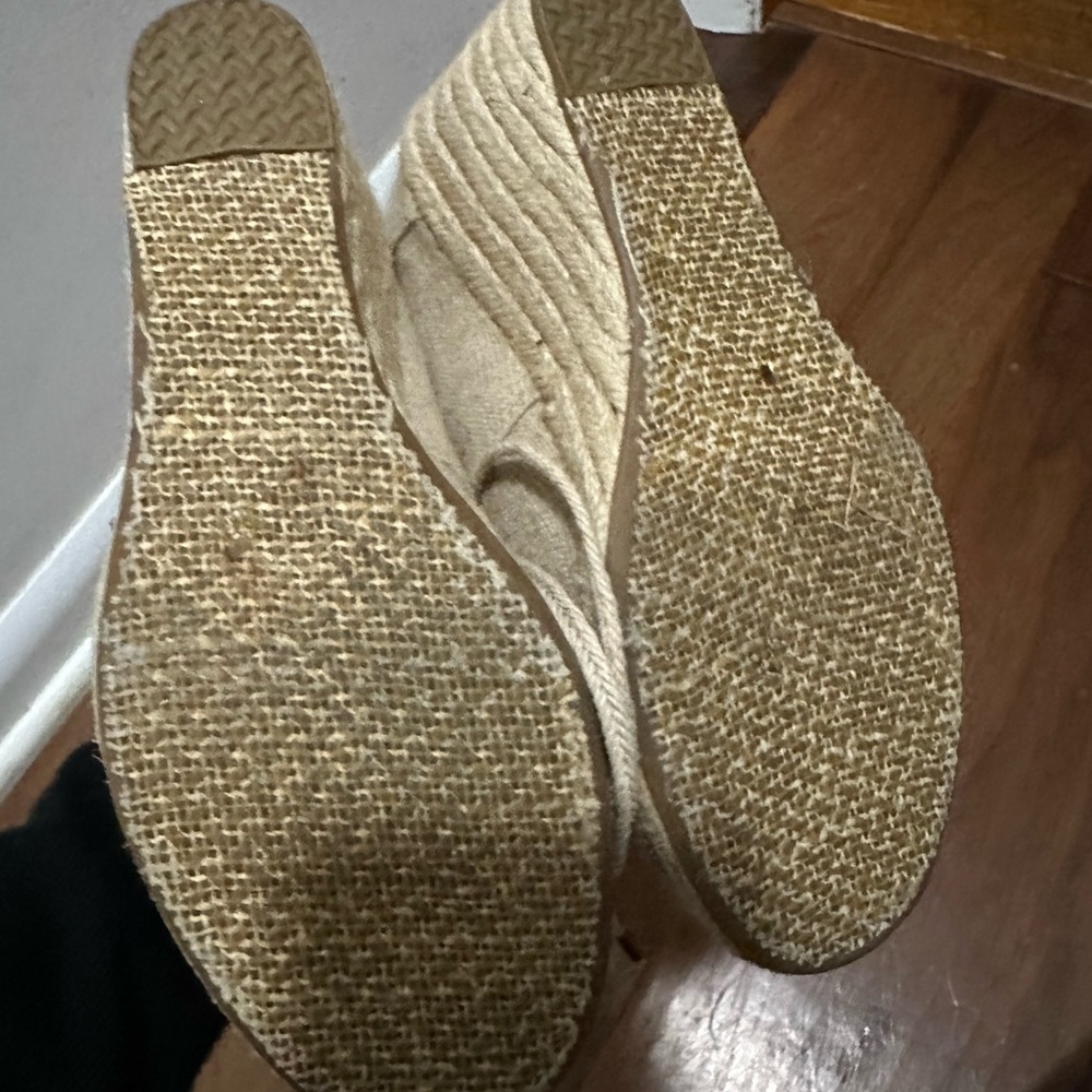 EUC Toms natural ankle bootie. - Picture 5 of 5